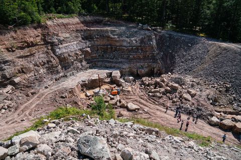 In diesem Steinbruch wurden 2021 die Funde gemacht, die nun ausgestellt werden. (Archivbild) Foto: Nicolas Armer/dpa