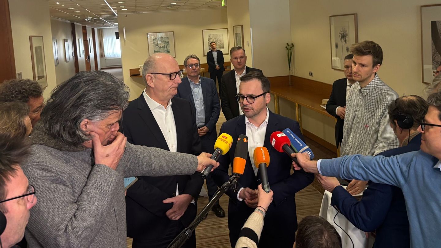 Die Spitzen der SPD und der CDU in Brandenburg, Ministerpräsident Dietmar Woidke und Landeschef Jan Redmann, präsentieren den Ko