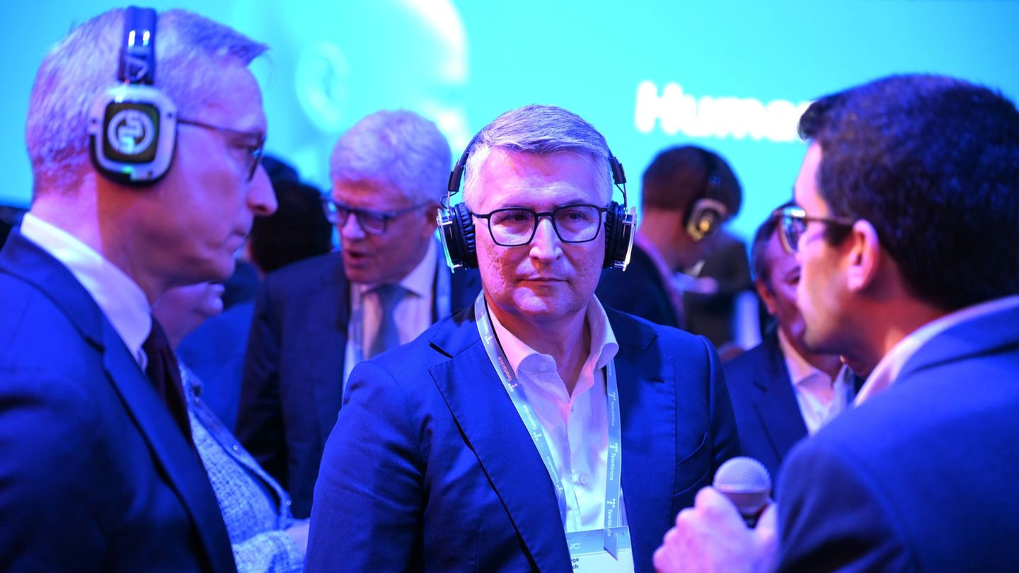 O2-Chef Santiago Argelich Hesse (Mitte) bei einer Vorführung beim MWC an der Seite von Bundesdigitalminister Karsten Wildberger