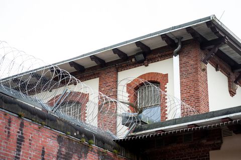 Die Hamburger Sozialbehörde plant die Schaffung zusätzlicher Plätze im Maßregelvollzug. (Archivbild) Foto: Daniel Bockwoldt/dpa