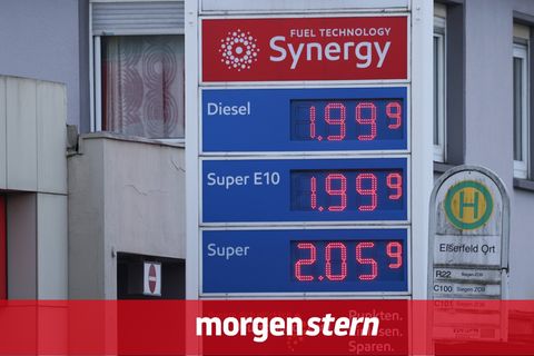 Eine Tankstellen-Anzeige zeigt die Preise für Diesel und Super, die Energiepreise nach dem Beginn des Irankriegs