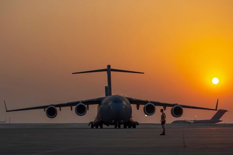 Ein US-Militärflugzeug vom Typ Boeing C-17 Globemaster III auf dem Luftwaffenstützpunkt Al Udeid in Katar (Archivbild)