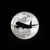 San Francisco, USA. Ein Anblick wie aus einem Film: Ein Passagierflugzeug fliegt vor dem Vollmond am Nachthimmel der Metropolregion im nördlichen Teil des US-Bundesstaates Kalifornien.