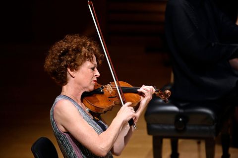Carolin Widmann spielt im Konzerthaus auf ihrer Geige, in der Lufthansa unterm Pullover transportiert