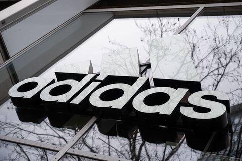 Adidas will im laufenden Jahr zwei Milliarden Euro an Umsatz zulegen (Archivbild). Foto: Christophe Gateau/dpa