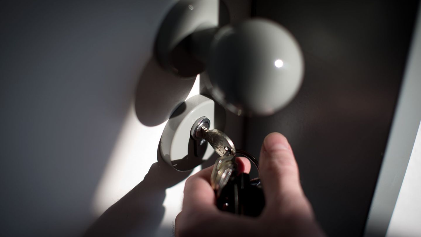 Die Städtischen Werke Magdeburg warnen vor falschen Mitarbeitern eines Tochterunternehmens, die an Haustüren klingeln. (Symbolbi