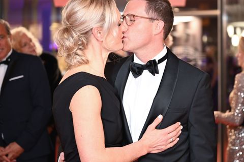 Manuel Hagel wird von seiner Ehefrau Franziska in Schutz genommen. Hier ein Kuss auf dem Landespresseball. (Archivbild) Foto: Be