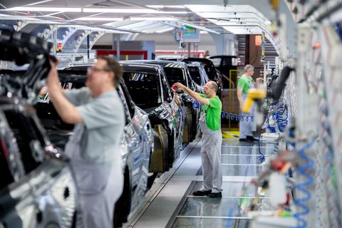 Die Stimmung in der deutschen Autoindustrie steigt weiter. (Archivbild) Foto: Hauke-Christian Dittrich/dpa