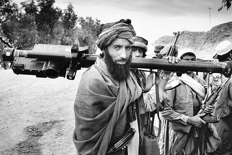 Mudschaheddin-Krieger trägt eine Stinger-Luftabwehrrakete auf der Schulter