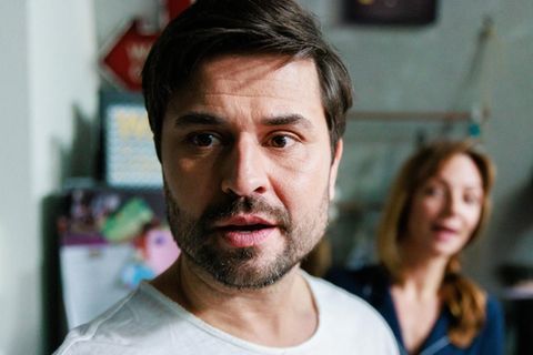 "Unter uns": Paco (l.) beschließt, Dana mittels eines kleinen Tricks zu helfen.