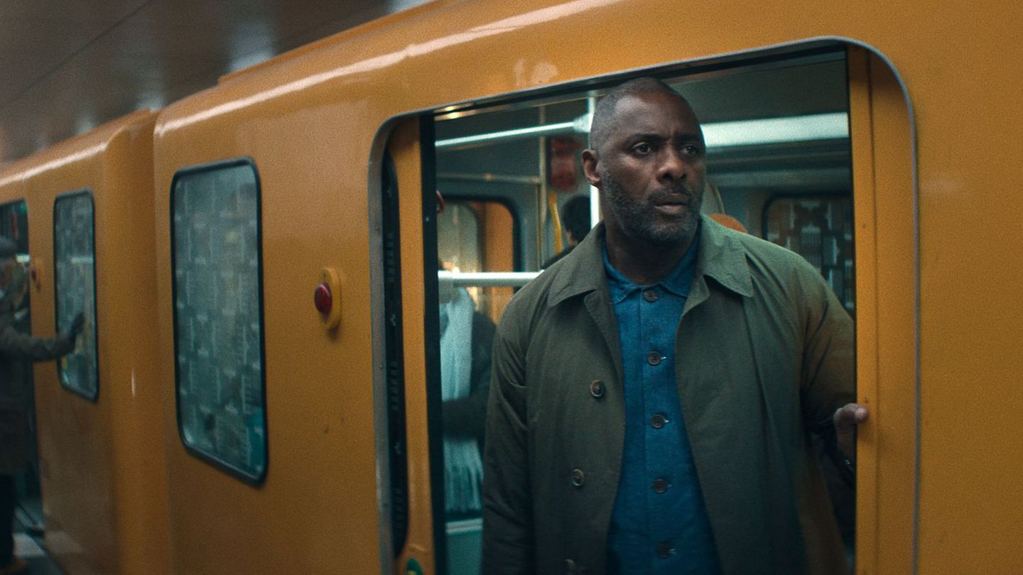 Idris Elba in einer Szene der zweiten Staffel der Thrillerserie "Hijack" (undatierte Filmszene). Die letzte Folge der zweiten St