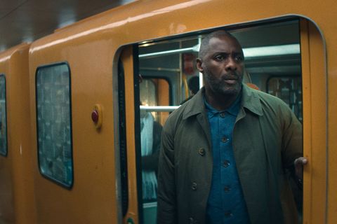 Idris Elba in einer Szene der zweiten Staffel der Thrillerserie "Hijack" (undatierte Filmszene). Die letzte Folge der zweiten St