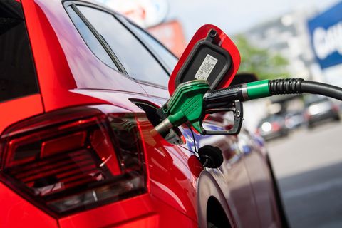 Tanken ist seit Ausbruch des Iran-Kriegs sehr viel teurer geworden. (Archivbild) Foto: Christophe Gateau/dpa