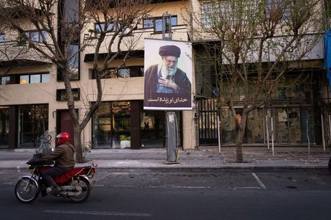 Der Tod von Ajatollah Ali Chamenei hat ein Machtvakuum ins Zentrum des Iran gerissen. (Archivbild) Foto: Vahid Salemi/AP/dpa