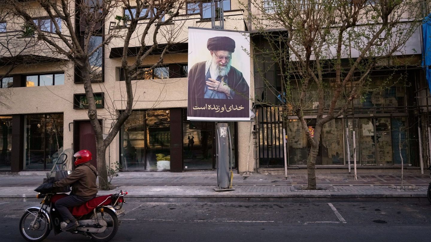 Der Tod von Ajatollah Ali Chamenei hat ein Machtvakuum ins Zentrum des Iran gerissen. (Archivbild) Foto: Vahid Salemi/AP/dpa