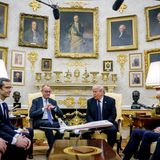 Nicht nur Bundeskanzler Friedrich Merz (3.v.l.) saß mit US-Präsident Donald Trump (2.v.r.) zusammen. Auf deutscher Seite waren noch Stefan Kornelius (l.), Sprecher der Bundesregierung, und Günter Sautter (2.v.l.), außen- und sicherheitspolitischer Berater des Bundeskanzlers dabei – sowie auf US-Seite Vizepräsident J. D. Vance (r.).