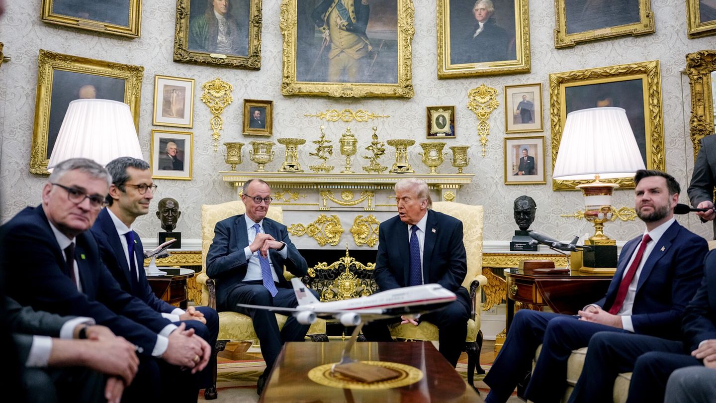 Nicht nur Bundeskanzler Friedrich Merz (3.v.l.) saß mit US-Präsident Donald Trump (2.v.r.) zusammen. Auf deutscher Seite waren noch Stefan Kornelius (l.), Sprecher der Bundesregierung, und Günter Sautter (2.v.l.), außen- und sicherheitspolitischer Berater des Bundeskanzlers dabei – sowie auf US-Seite Vizepräsident J. D. Vance (r.).