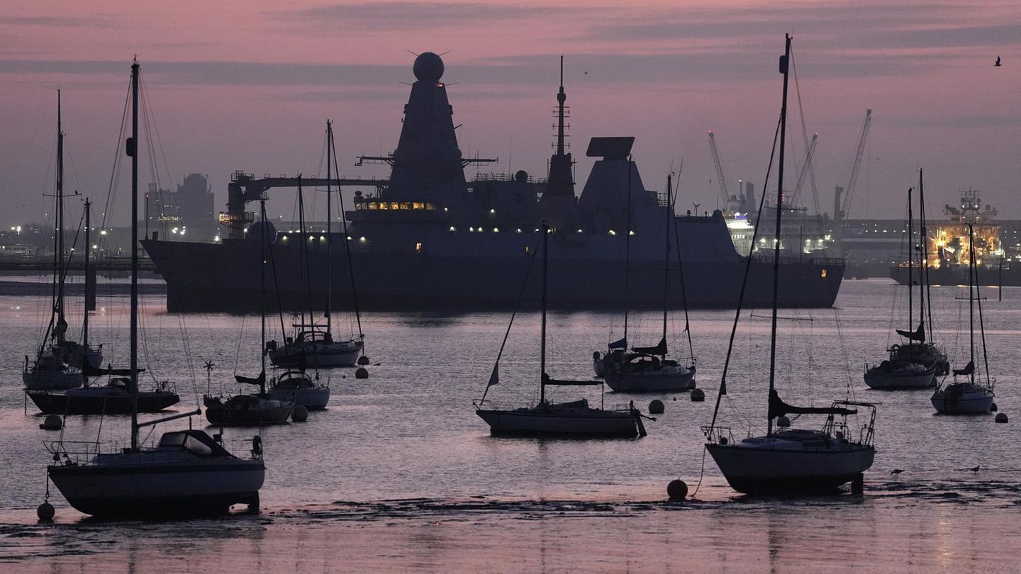 Während im Vordergrund Segeljachten vor Portsmouth auf den nächsten Segeltag warten, laufen im Hintergrund die Arbeiten, damit der britische Zerstörer „HMS Dragon“ mit Truppen Richtung Zypern auslaufen kann. Nach einem Drohnenangriff auf den britischen Stützpunkt dort verstärken die Nato-Staaten Großbritannien und Frankreich ihre Präsenz in der Region.
