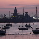 Während im Vordergrund Segeljachten vor Portsmouth auf den nächsten Segeltag warten, laufen im Hintergrund die Arbeiten, damit der britische Zerstörer „HMS Dragon“ mit Truppen Richtung Zypern auslaufen kann. Nach einem Drohnenangriff auf den britischen Stützpunkt dort verstärken die Nato-Staaten Großbritannien und Frankreich ihre Präsenz in der Region.