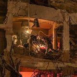 In Tel Aviv sind nach dem Einschlag einer iranischen Drohne Rettungskräfte im Einsatz.