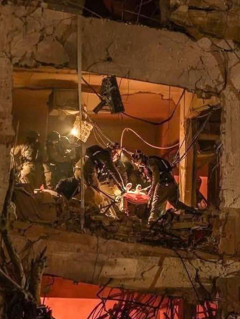 In Tel Aviv sind nach dem Einschlag einer iranischen Drohne Rettungskräfte im Einsatz.