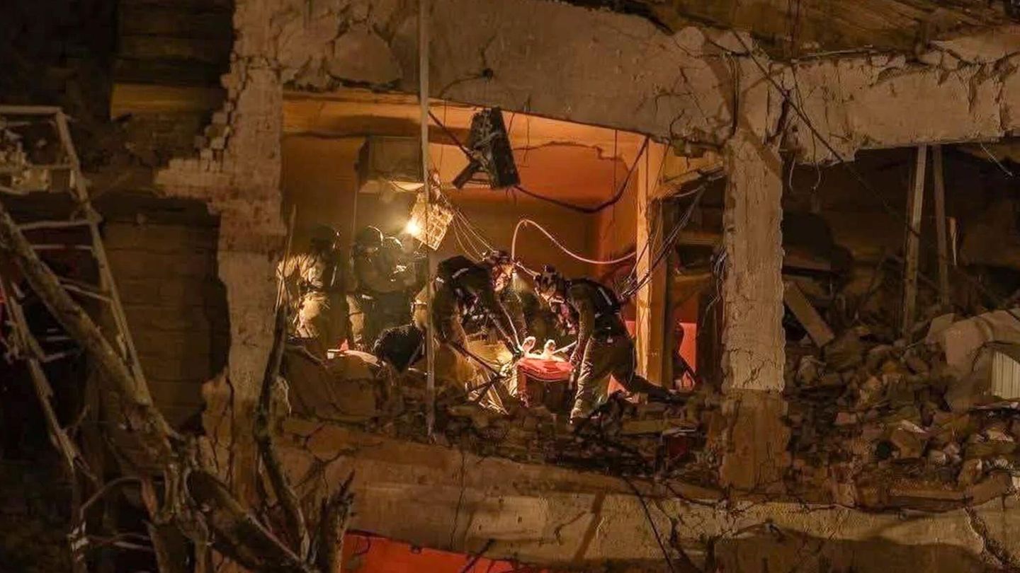 In Tel Aviv sind nach dem Einschlag einer iranischen Drohne Rettungskräfte im Einsatz.