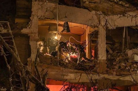 In Tel Aviv sind nach dem Einschlag einer iranischen Drohne Rettungskräfte im Einsatz.