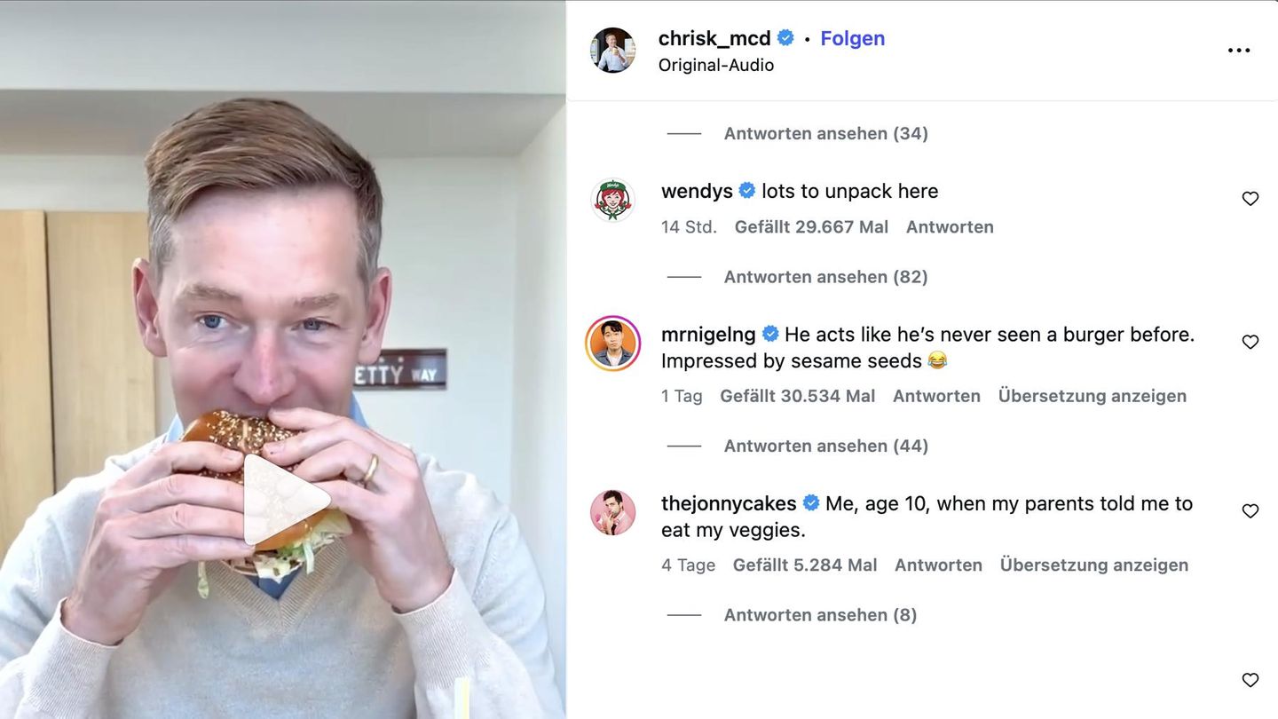 McDonald’s-Geschäftsführer Chris Kempczinski beißt in den „Big Arch“