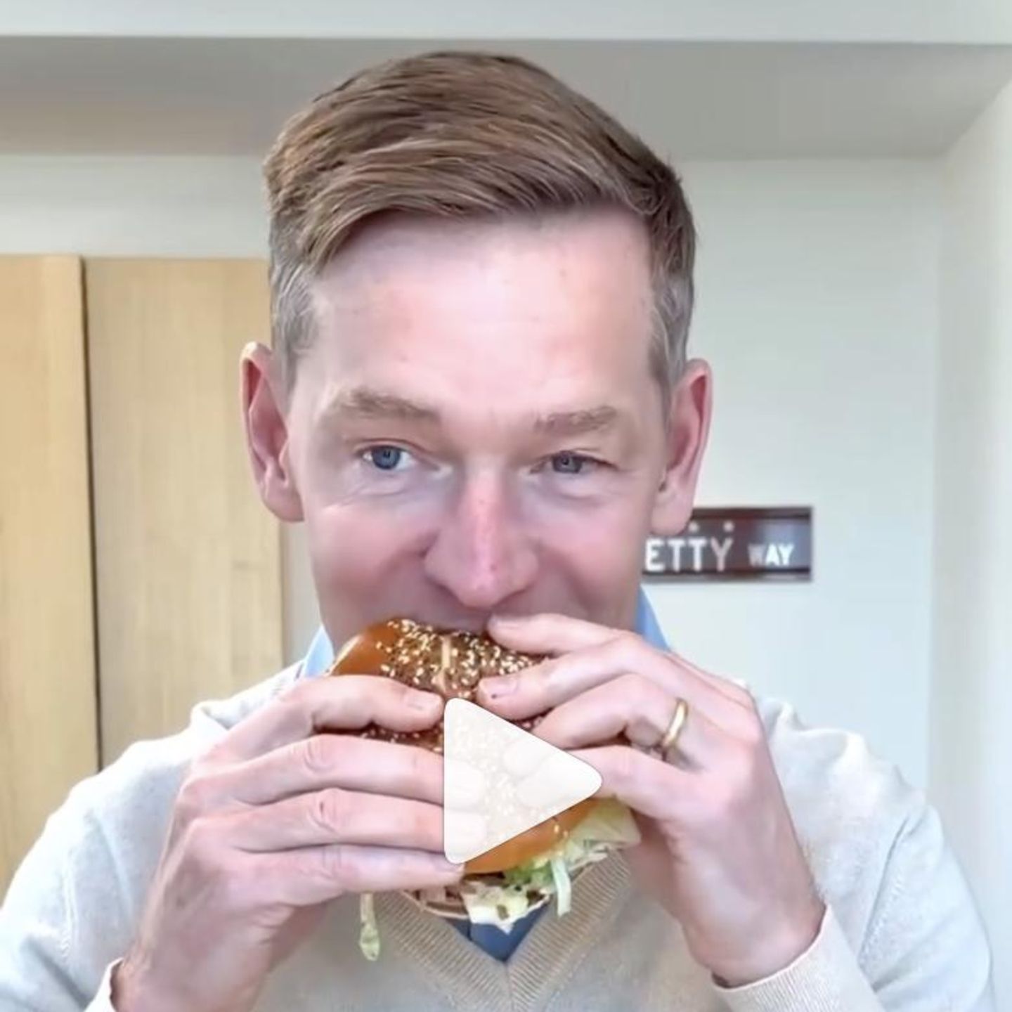 McDonald’s-Geschäftsführer Chris Kempczinski beißt in den „Big Arch“