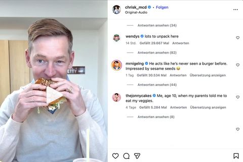 McDonald’s-Geschäftsführer Chris Kempczinski beißt in den „Big Arch“