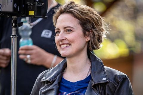 Wanda Perdelwitz am Set von „Behringer und die Toten“ in ihrer Rolle Charly Behlke