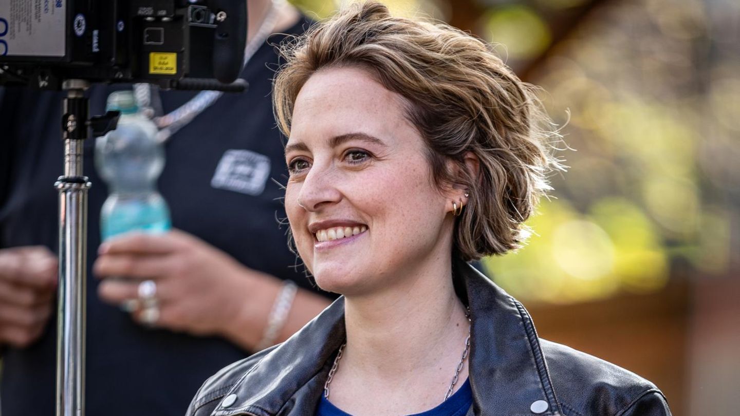 Wanda Perdelwitz am Set von „Behringer und die Toten“ in ihrer Rolle Charly Behlke