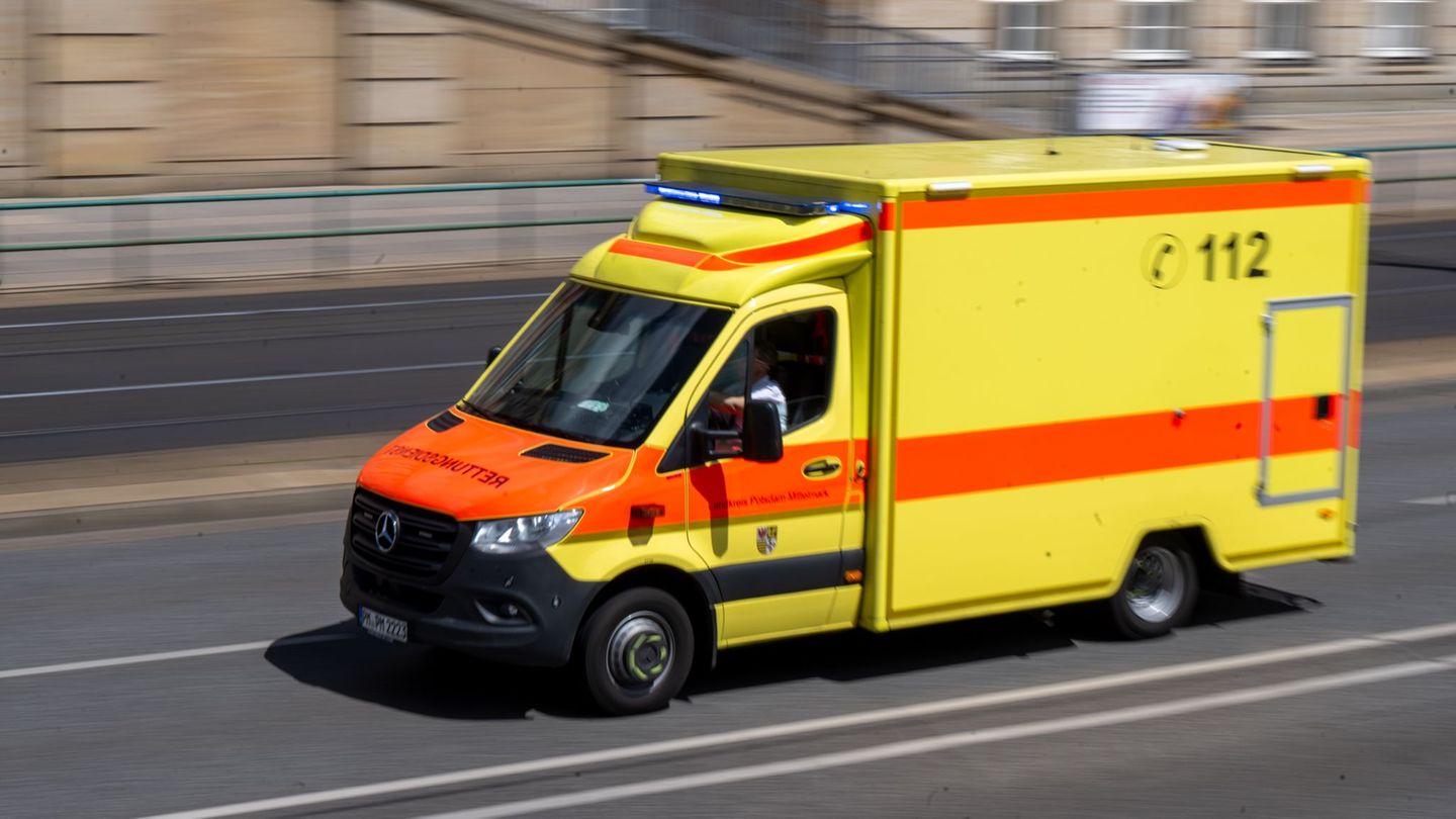 Rettungskräfte hatten den Schwerverletzten in eine Klinik gebracht. (Symbolbild) Foto: Monika Skolimowska/dpa