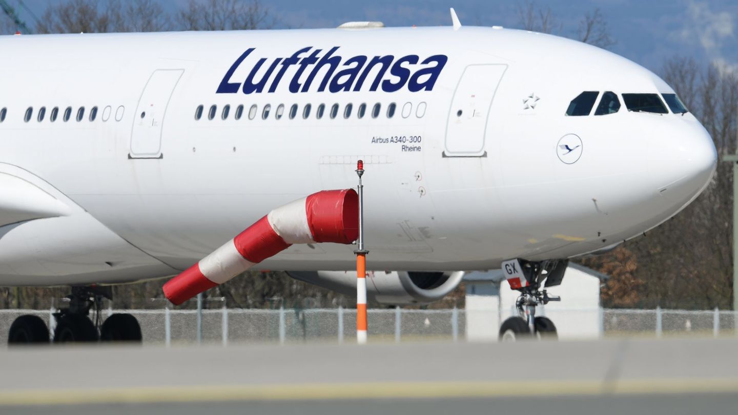Die Bundesregierung schickt einen Lufthansa-Airbus zu einem ersten Evakuierungsflug nach Oman. Foto: Arne Dedert/dpa Pool/dpa