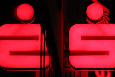 Die Sparkassen suchen nach einer langen Phase des Stellenabbaus nun wieder Personal. (Archivbild) Foto: Karl-Josef Hildenbrand/d