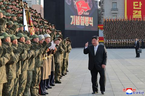 Machthaber Kim Jong Un Ende Februar mit Soldaten
