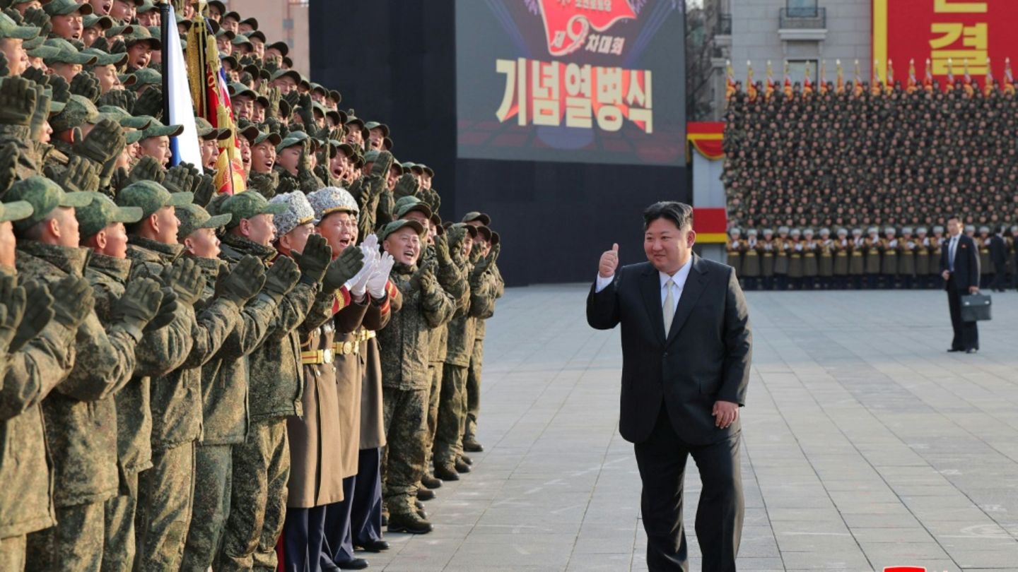 Machthaber Kim Jong Un Ende Februar mit Soldaten