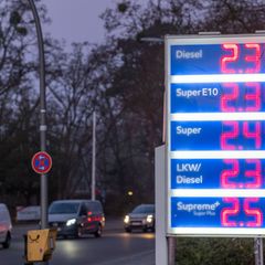 Die Benzinpreise sind am Mittwochmorgen noch einmal deutlich gestiegen - wenn auch nicht überall so stark wie an dieser Tankstel