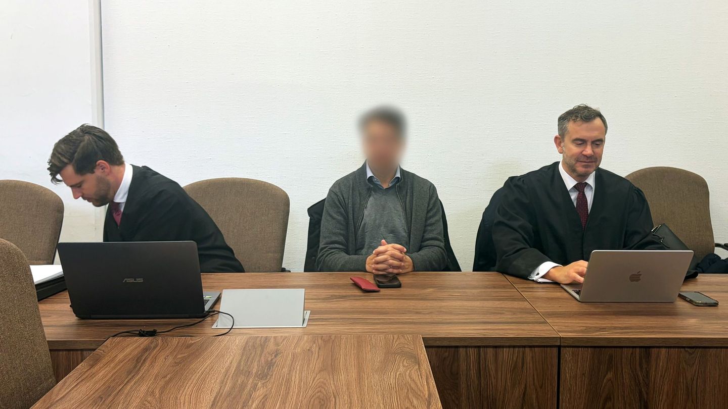 Angeklagt ist ein 56-jähriger Mann aus der Schweiz (Mitte). Foto: Marco Rauch/dpa