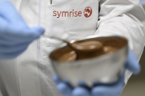 Symrise stellt etwa Aromen für Kaugummis und Weingummis her. (Symbolbild) Foto: Swen Pförtner/dpa