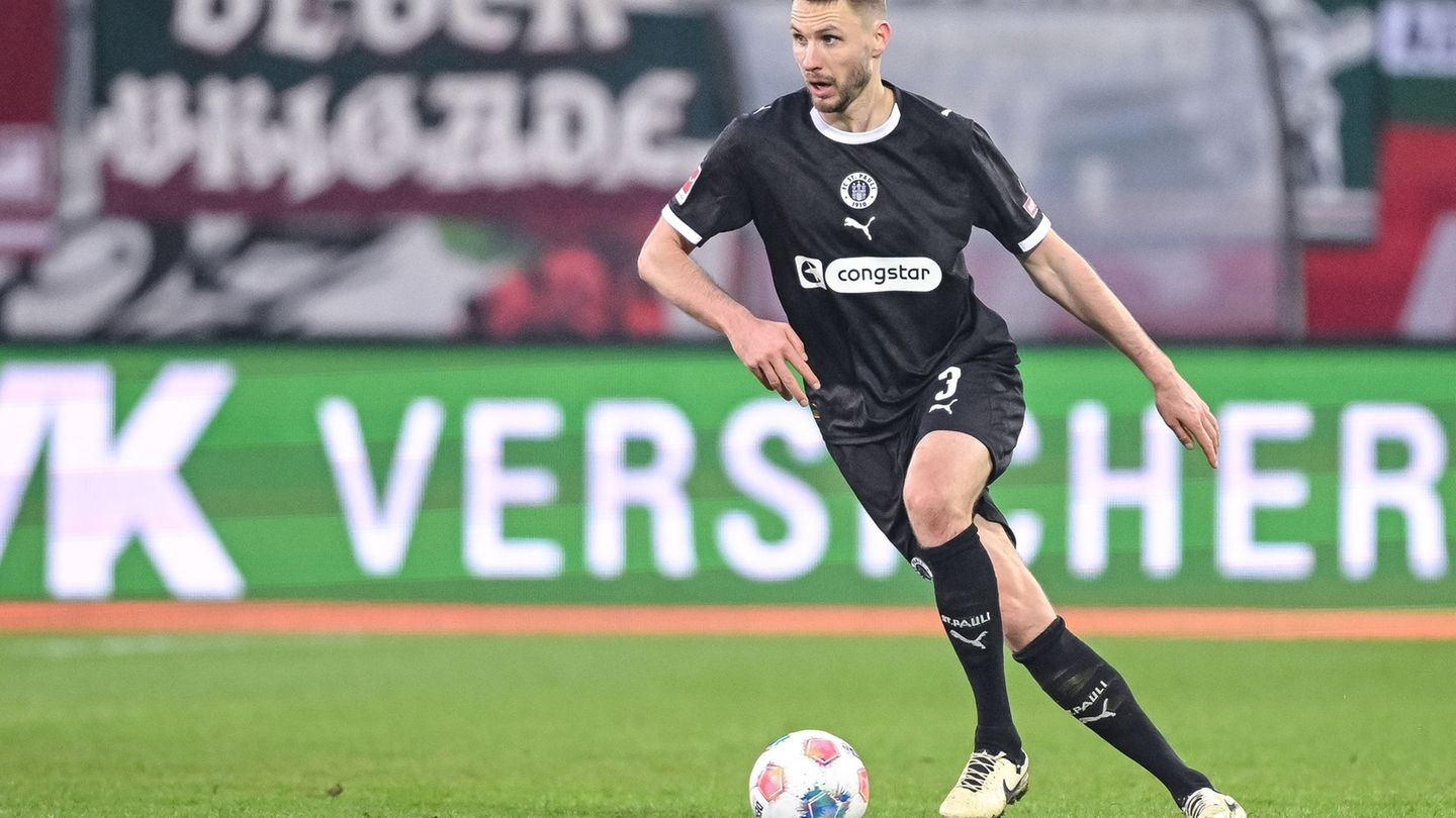 An der Wade verletzt: Abwehrspieler Karol Mets vom FC St. Pauli. Foto: Harry Langer/dpa