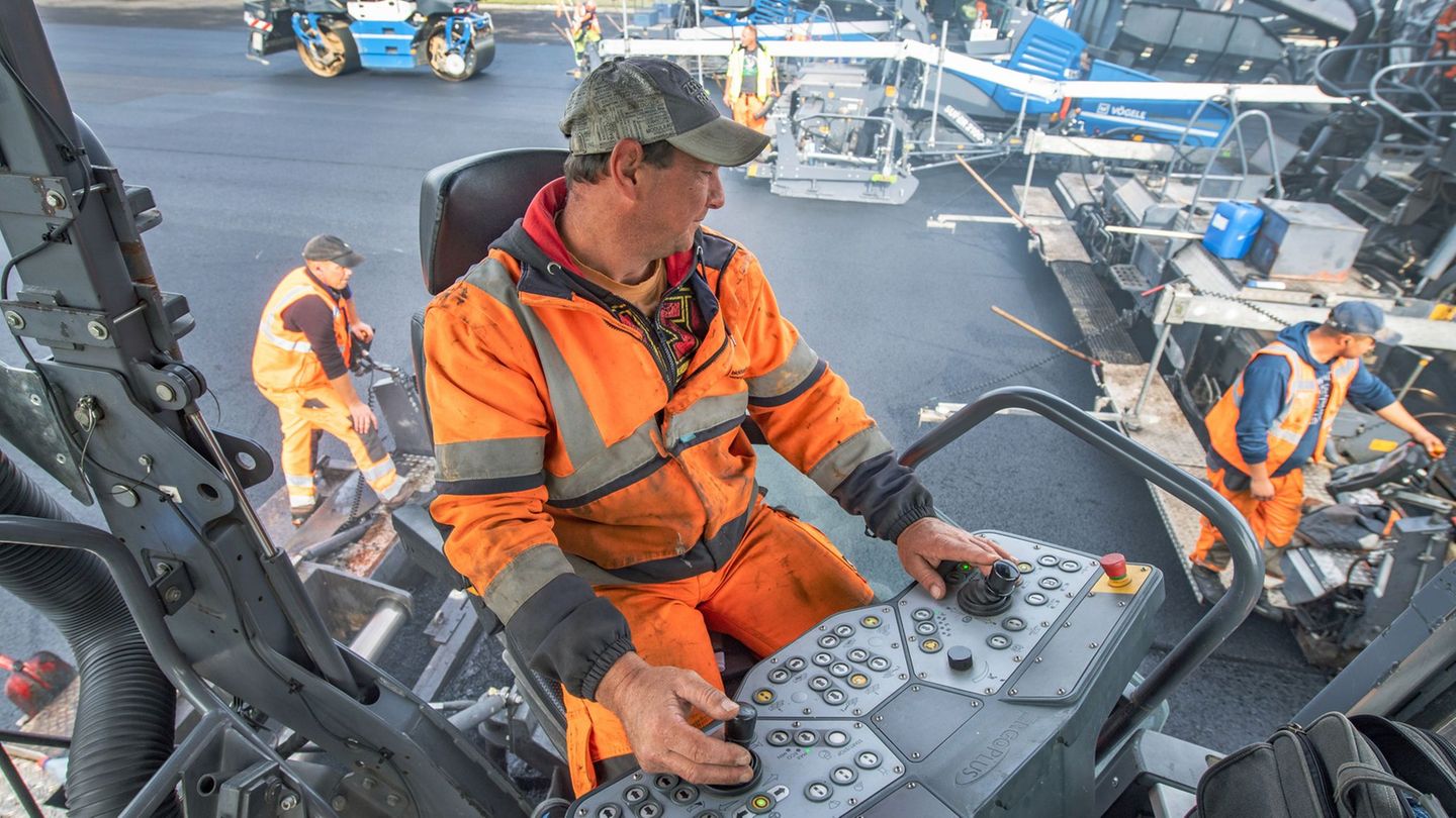 Die Start- und Landebahn Center am Frankfurter Flughafen soll saniert werden. (Symbolbild) Foto: Boris Roessler/dpa