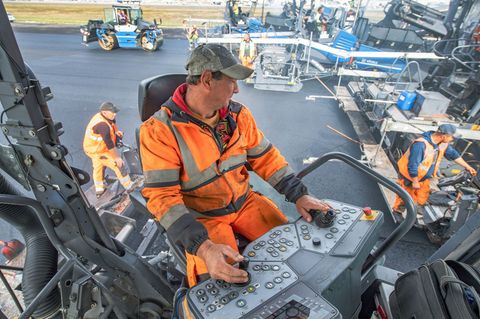 Die Start- und Landebahn Center am Frankfurter Flughafen soll saniert werden. (Symbolbild) Foto: Boris Roessler/dpa