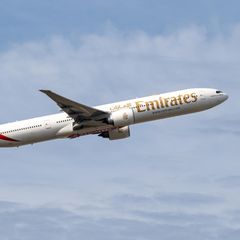 Ein weißes Flugzeug aus dem Nahen Osten. Aufschrift Emirates.