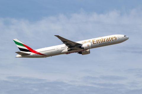 Ein weißes Flugzeug aus dem Nahen Osten. Aufschrift Emirates.