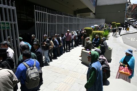 Warteschlange vor der Zentralbank in La Paz