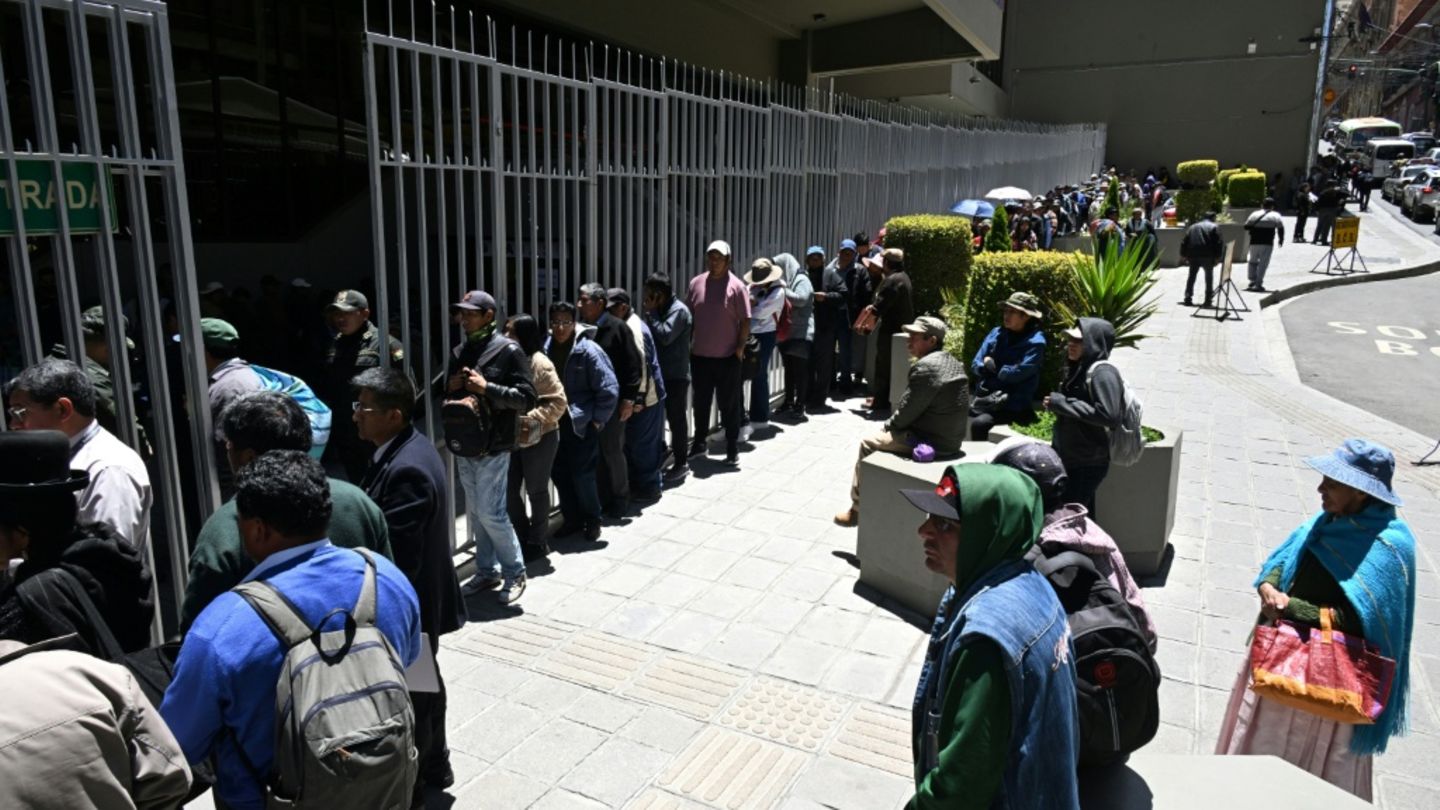 Warteschlange vor der Zentralbank in La Paz