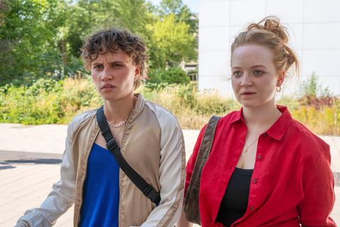 Lara Becker (Luna Jordan) und Dania (Nicola Magdalena Lüders) in „Polizeiruf 110: Your Body, My Choice“