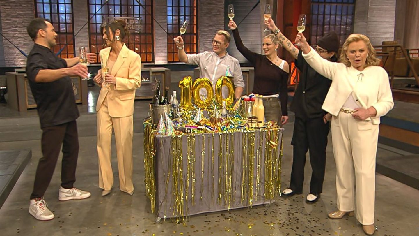 100 Folgen "Grill den Henssler" für Laura Wontorra (2.v.l.): Steffen Henssler, Mario Kotaska, Laura Larsson, Tony Bauer und Ma