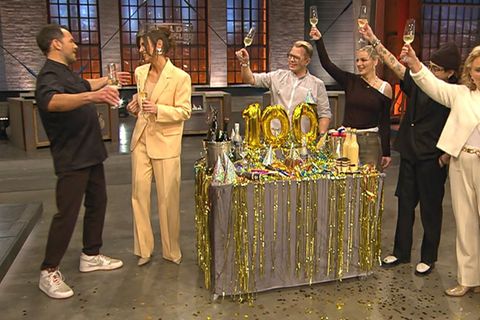 100 Folgen "Grill den Henssler" für Laura Wontorra (2.v.l.): Steffen Henssler, Mario Kotaska, Laura Larsson, Tony Bauer und Ma